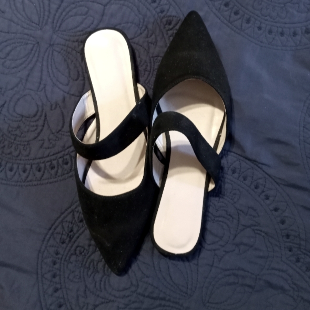 Blacl point Toe slip on Sandal Size 9